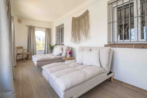 Naya met daybeds en smeedijzeren raamtralies