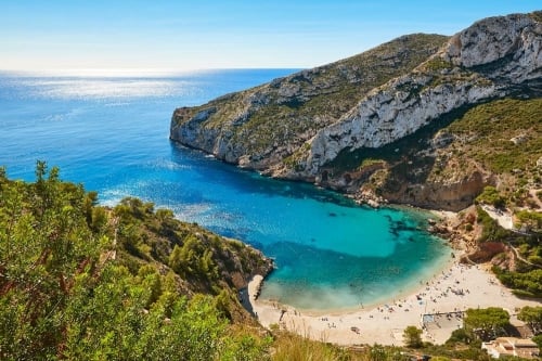 Cala Granadella bij Jávea — turquoise baai vanaf de kliffen