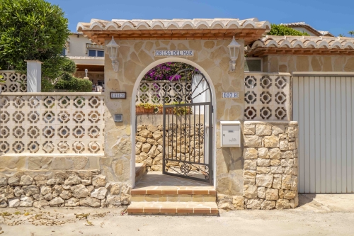 Hek met azulejo-tegels en het bord Brisa Del Mar