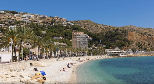 Boulevard bij Playa del Arenal met palmen en strand